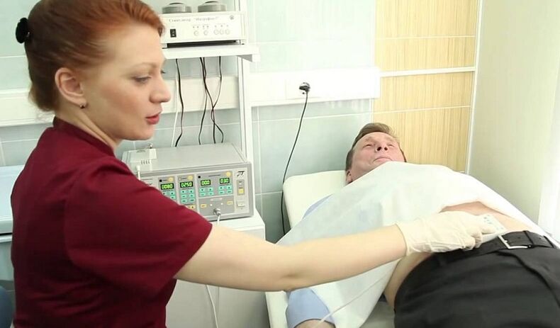 Zdravnik pregleda bolnika, da diagnosticira prostatitis