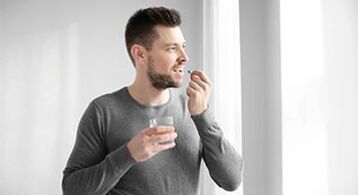 moški jemlje zdravila za zdravljenje prostatitisa